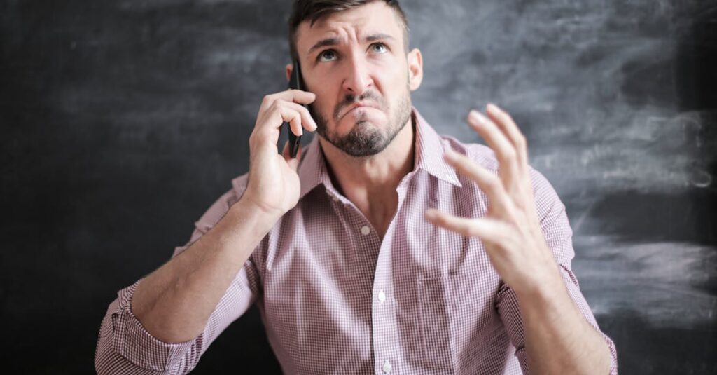 Illustration de Crypto : l'addiction d'Anthony aux Bitcoins, des gains aux pertes man-looking-phone-anxious