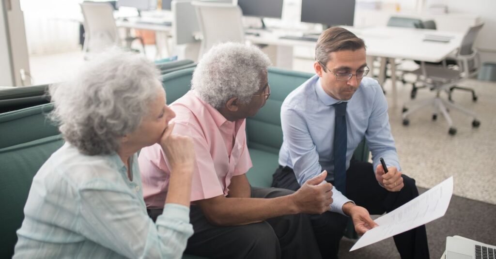 Illustration de Retraités : vers une désindexation des pensions des plus aisés ? retired-people-discussion
