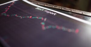 Illustration de Impact des élections européennes sur les marchés boursiers 2024 stock-market-chart-down-2