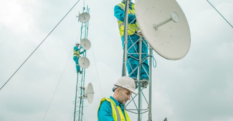 Illustration de Rachat de SFR par Orange, Free et Bouygues : un accord à 20 milliards d'euros telecom-operators-agreement