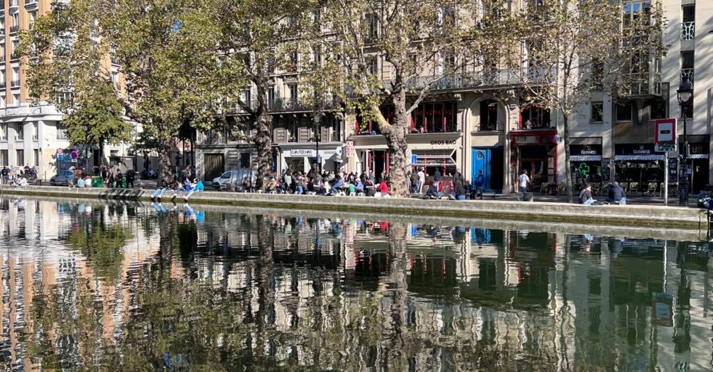Illustration de Canal Saint-Martin : la vie difficile des riverains à Paris Canal-Saint-Martin-crowded-banks