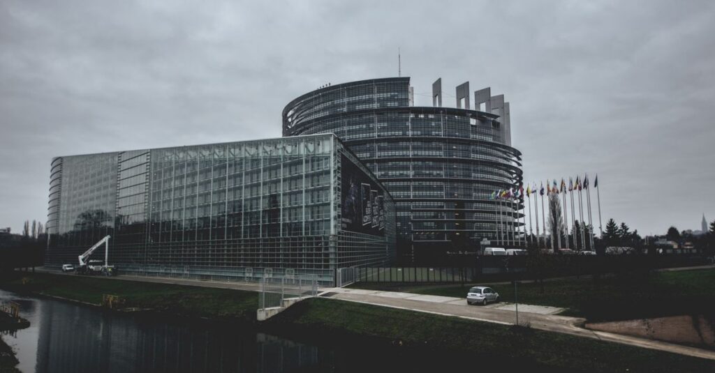Illustration de Enquête : propos racistes visent le groupe ESN de Sarah Knafo à Bruxelles European-Parliament-building