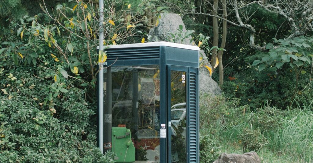 Illustration de Japon : un « frigo pour humains » contre les canicules extrêmes Japanese-worker-cooling-booth