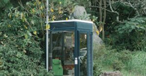 Illustration de Japon : un « frigo pour humains » contre les canicules extrêmes Japanese-worker-cooling-booth