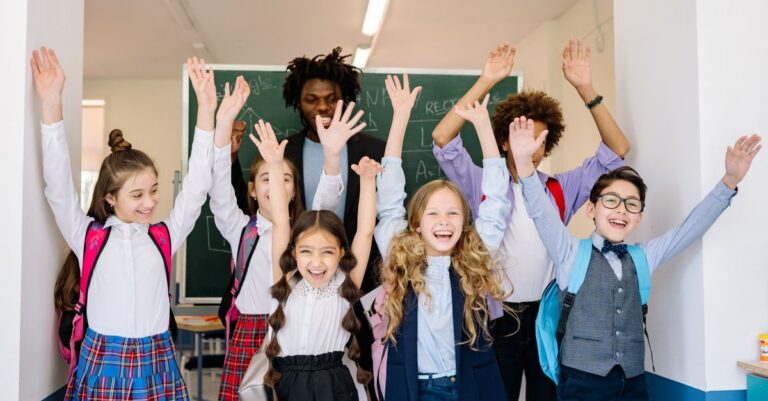 Illustration de Périscolaire à Paris : Emmanuel Grégoire dément protéger les violences Paris-school-children-1