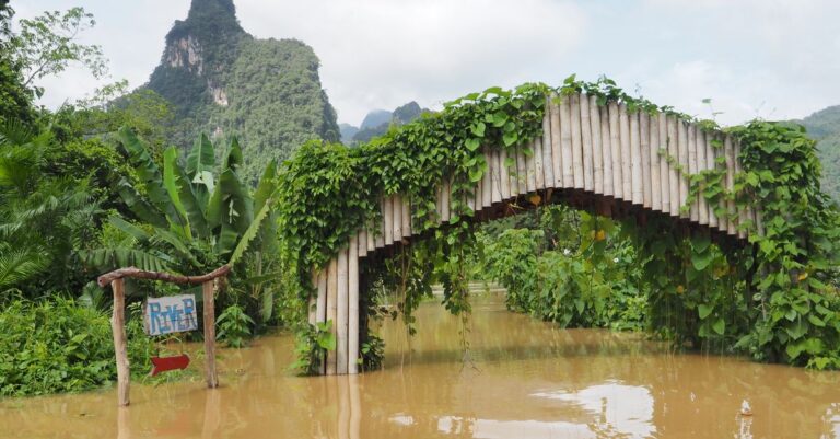 Illustration de Chine : Crue mortelle au Gansu, 10 campeurs périssent Weiyuan-mountain-flood