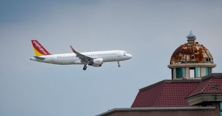 Illustration de Collision évitée : le système TCAS sauve deux avions au-dessus de l'Atlantique airliner-near-miss