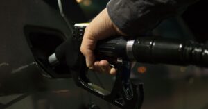 Illustration de Carburants : E. Leclerc et Intermarché lancent le prix coûtant car-fuel-pump