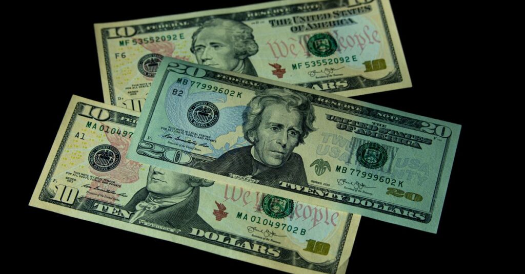 Illustration de Dollar en hausse : la Fed tempère les ardeurs du marché dollar-fed-speech