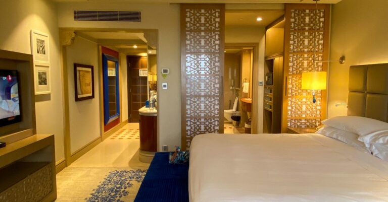 hotel-room-luxury-amenities