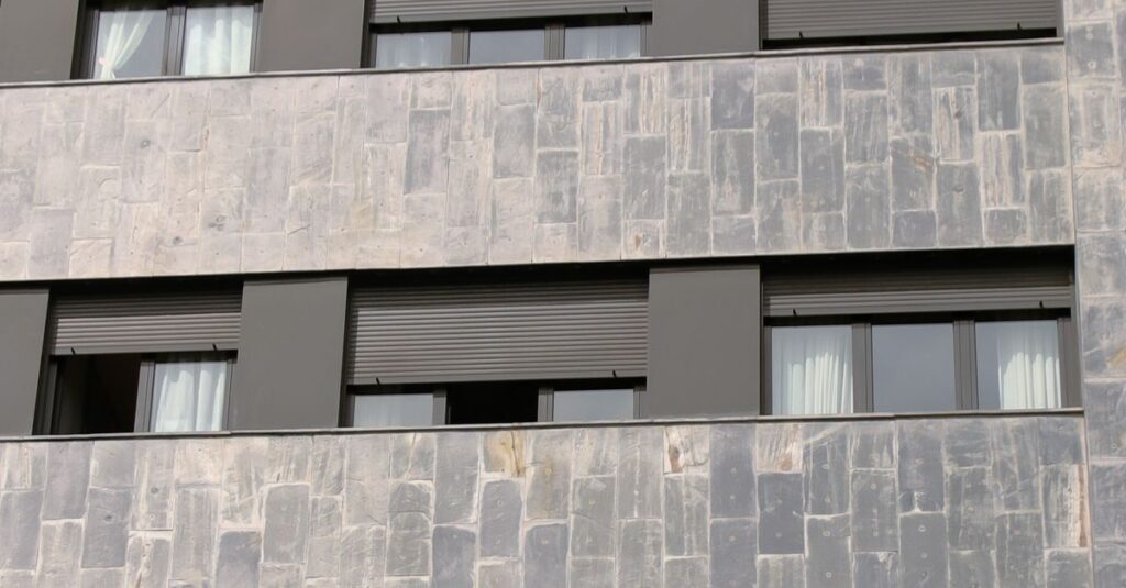 Illustration de Jeanbrun : Optimisez vos impôts via l'investissement locatif residential-building-facade