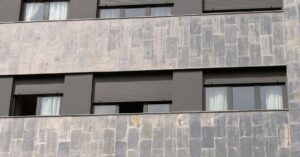 Illustration de Jeanbrun : Optimisez vos impôts via l'investissement locatif residential-building-facade