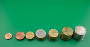 Illustration de Optimisez votre épargne : profitez des taux sans risque ! stack-of-coins-euros