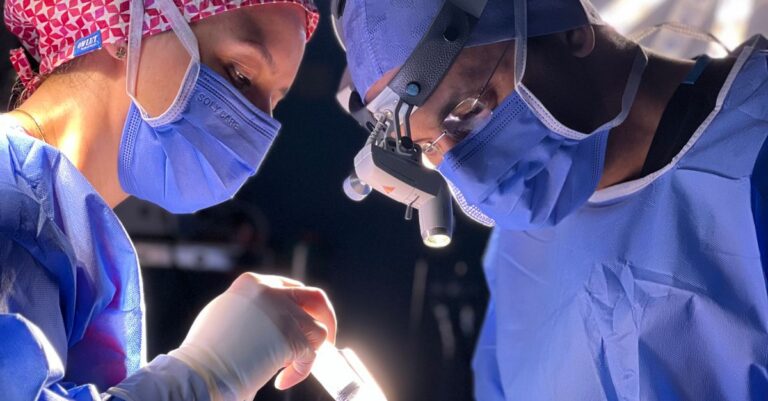 surgeon-microchirurgie-complexe