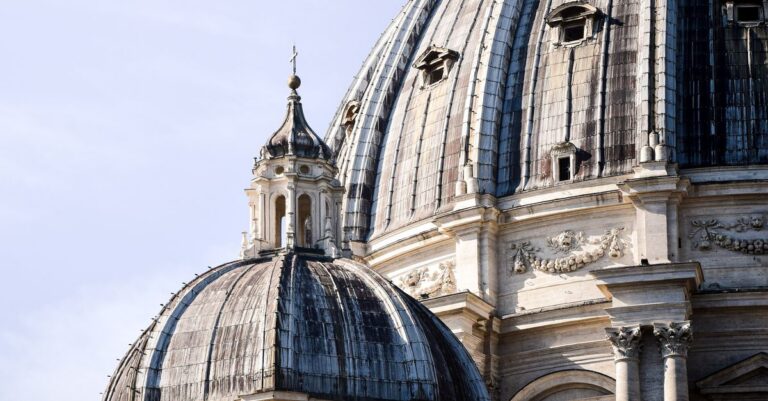 Illustration de Vatican: Opacité autour du procès Rupnik, les victimes dénoncent vatican-building-rome