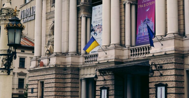 Illustration de Macron face à la guerre en Ukraine : médiation et soutien Emmanuel-Macron-Ukraine-meeting