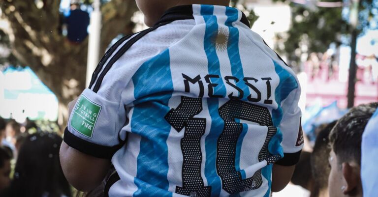 Illustration de Messi : Doutes sur la fin de carrière après le décès de son père Lionel-Messi-emotional-tribute-father