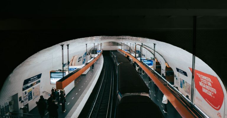 Illustration de Politiques et métro parisien : une proximité mise en scène Paris-metro-politician