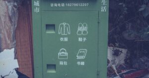 Illustration de Fast-fashion et Seconde Main Étranglent le Recyclage Textile clothing-recycling-crisis