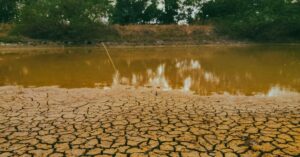 Illustration de La sécheresse s'aggrave dans le Morbihan, le département en crise dry-riverbed-cracked-earth