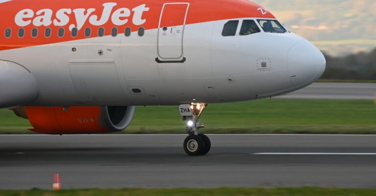 Illustration de EasyJet : Grève des PNC, des dizaines de vols annulés ce week-end easyJet-plane-France-airport