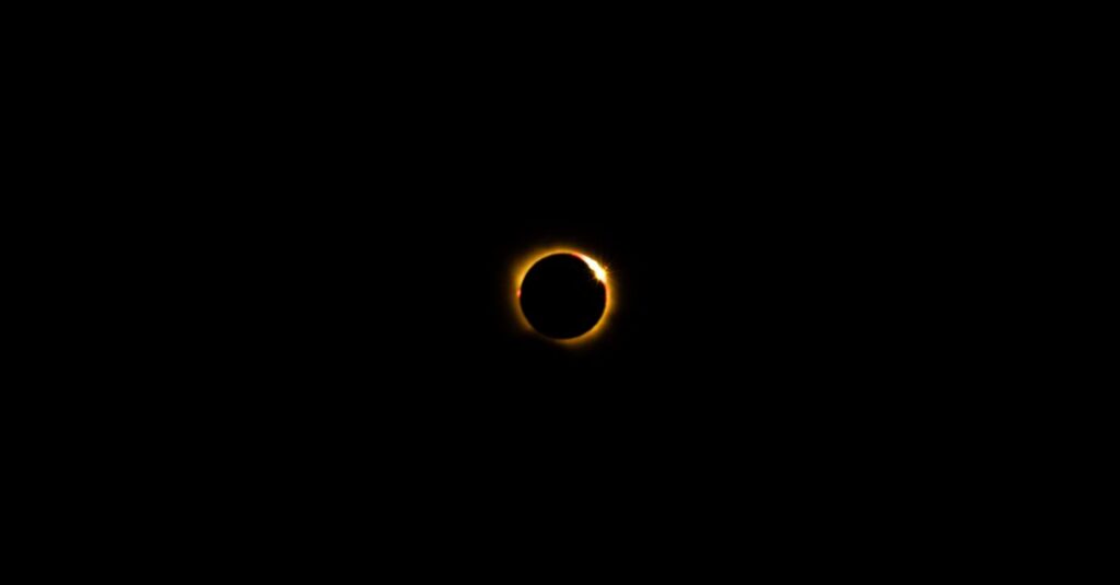 Illustration de Éclipse : peu de séquelles oculaires malgré les craintes eye-eclipse