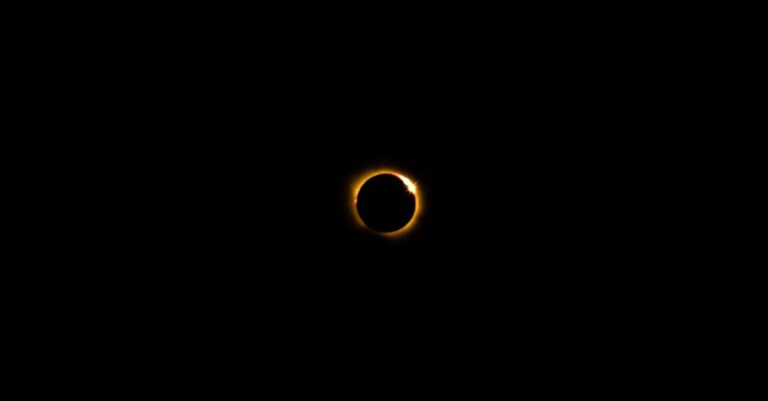 Illustration de Éclipse : peu de séquelles oculaires malgré les craintes eye-eclipse