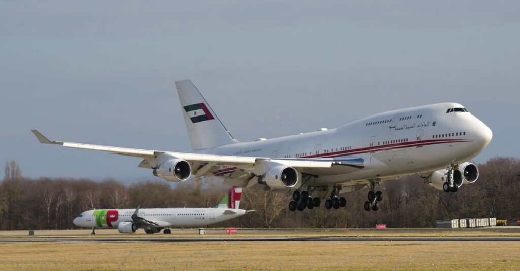 Illustration de Vols officiels : la discrétion, nouvelle norme du pouvoir french-government-plane