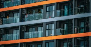 Illustration de Canicule : quelle orientation choisir pour votre futur logement ? hot-apartment-urban