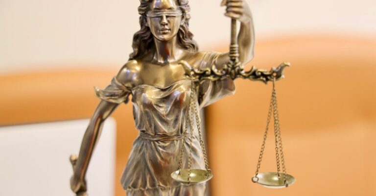 Illustration de Fin de vie : Hetzel demande le déport de juges constitutionnels justice-impartiality-balance