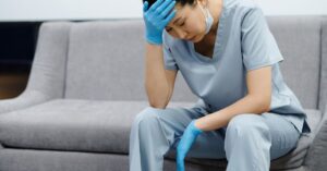 Illustration de Souffrance des soignants : l'organisation du travail en cause nurse-burnout-hospital