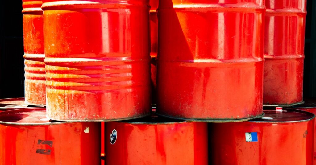 Illustration de Bourses mondiales prudentes face au pétrole et à l'inflation US oil-barrel-volatility