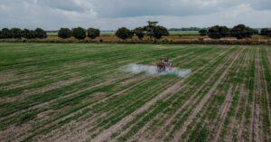 Illustration de Pesticides : l'Anses au cœur du débat politique et scientifique pesticide-spray-field-1