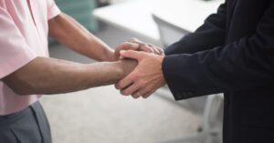 Illustration de AstraZeneca et BMS : un géant pharmaceutique de 400 Md$ pharmaceutical-merger-handshake