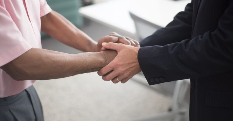 Illustration de AstraZeneca et BMS : un géant pharmaceutique de 400 Md$ pharmaceutical-merger-handshake