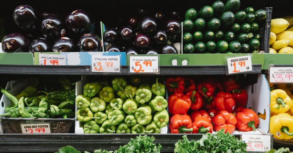 Illustration de Sécheresse : des fruits et légumes "moches" bientôt en supermarché ? produce-vegetables-supermarket