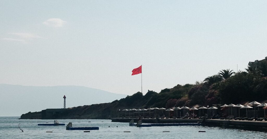 Illustration de Baignade interdite : amende de 68 euros en France red-flag-beach
