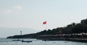 Illustration de Baignade interdite : amende de 68 euros en France red-flag-beach