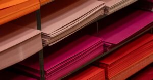 Illustration de Rentrée des classes : quand acheter les fournitures scolaires ? school-supplies-shopping