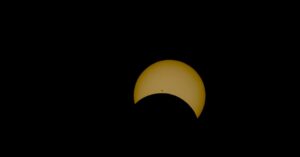 Illustration de Éclipse solaire : le gouvernement répond à la polémique sur les lunettes solar-eclipse-glasses