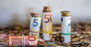 Illustration de 50 000 € d'épargne : générer des revenus réguliers sans y toucher stack-of-euros-1