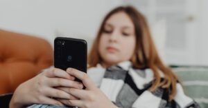 Illustration de Interdiction réseaux sociaux mineurs : un défi pour 2027 teenage-social-media-phone-1