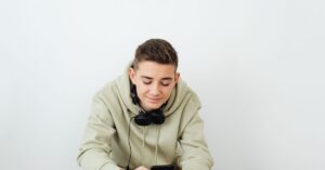 teenager-using-smartphone
