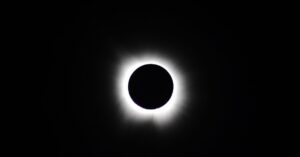 Illustration de Chasseurs d'éclipses : prêts à tout pour le Soleil noir en Espagne total-solar-eclipse