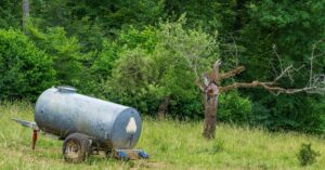 Illustration de Solidarité agriculteurs-pompiers : un élan national tractor-water-tank