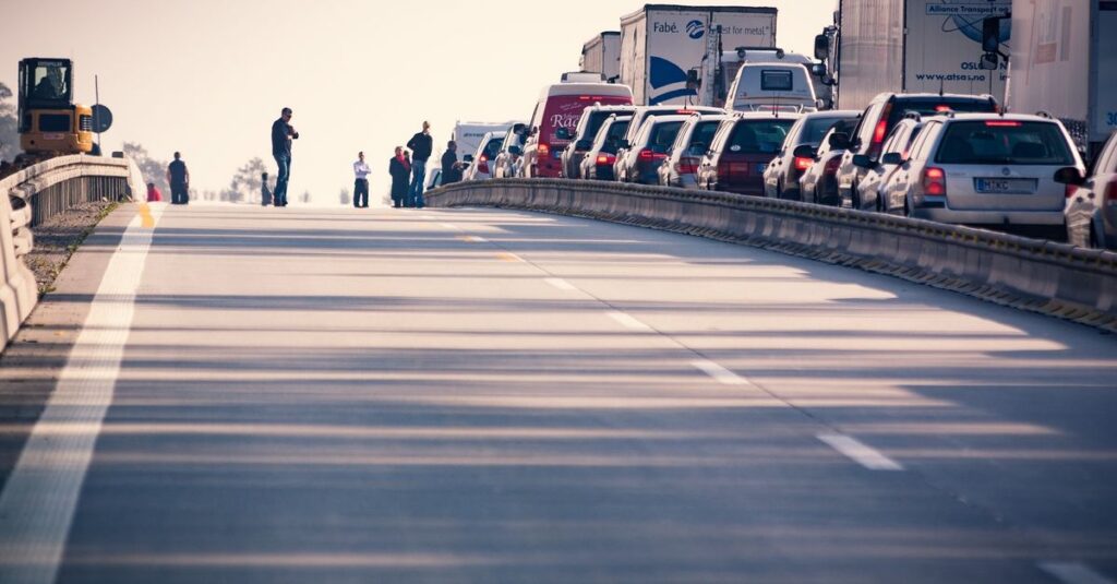 Illustration de Bison Futé: Rouge Samedi, Fortes Perturbations en Vue traffic-jam-highway-1