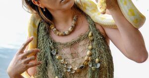 Illustration de Concours de beauté et python : une candidate condamnée au Sri Lanka woman-python-dance